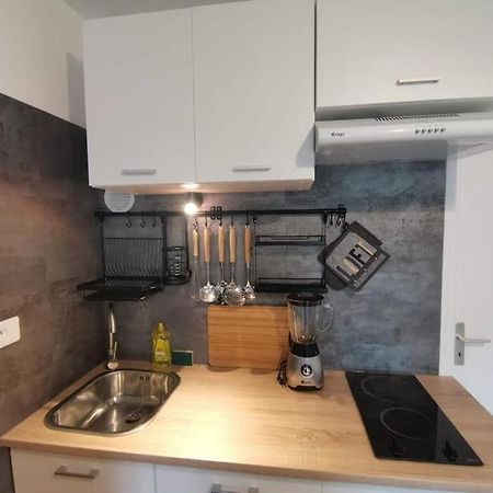 Charmant Appartement Au Calme Saint-Georges-de-Luzencon Exterior photo