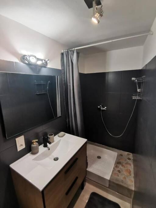 Charmant Appartement Au Calme Saint-Georges-de-Luzencon Exterior photo