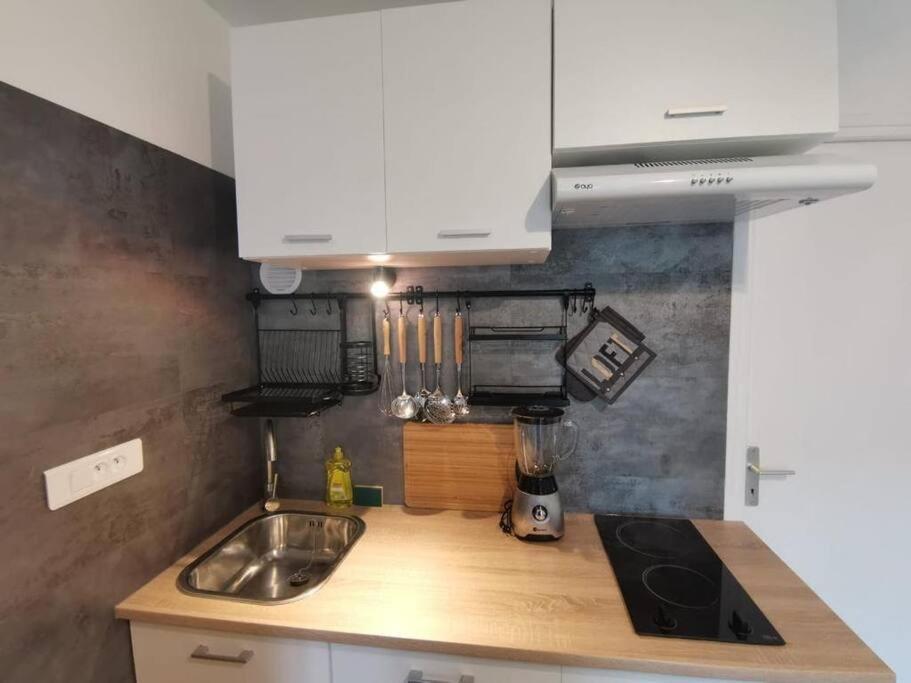 Charmant Appartement Au Calme Saint-Georges-de-Luzencon Exterior photo
