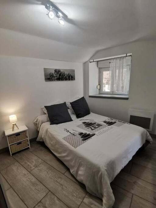 Charmant Appartement Au Calme Saint-Georges-de-Luzencon Exterior photo