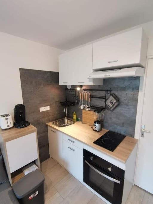 Charmant Appartement Au Calme Saint-Georges-de-Luzencon Exterior photo